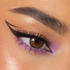 Eyeliner Styles With Color, Glamorous Eyeshadow Looks, Make Up On Brown Eyes, Model Aesthetic Makeup, Colorful Eye Makeup Aesthetic, Colored Eyeliner Makeup Looks, Eyeliner Styles Color, Makeup Looks With Colorful Eyeliner, Eyeliner Looks With Color