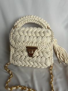 ✋ This bag is a handmade item.  🧶 T-shirt Yarn 📏 💭 Feel free to contact me.  🚚 We ship your orders within 1-3 days with Express shipping. Casual White Handmade Shoulder Bag, Trendy Handmade Cream Shoulder Bag, Handmade White Bags For Gifts, White Handmade Square Bag, White Square Handmade Bag, Handmade White Bag For Daily Use, White Handmade Bag For Daily Use, Handmade White Bags For Daily Use, Trendy Handmade Cream Bags