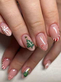 Christmas acrylic nails: simple mix and match Christmas Nail Art Easy, Santa Nails, Festive Nail Designs, Christmas Tree Nails, Tree Nails, Cute Christmas Nails, Christmas Nail Art Designs