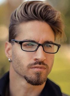 How To Get A Van Dyke Beard (Complete Guide & Gallery) - Hairmanz Small Beard Styles For Men, Small Beard Men Style, Beard Goatee, Faded Beard, Shaved Head With Beard