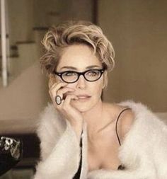 Sharon Stone Short Hair, Bobbed Haircuts, Gray Hair Cuts, Growing Out Short Hair Styles, Trendy Short Hair, Short Bob Haircuts, Haircuts For Fine Hair