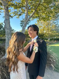 homecoming, high school, hoco, picture inspo, pose idea, dress inspo, homecoming dress, bouquet, flowers, school dance, candid, boutonnière, corsage, pink, white dress, boyfriend Homecoming Photo Poses Couple, Homecoming Pose Ideas With Date, Homecoming Inspo Pictures, School Dance Picture Poses, School Dance Poses, Cute Homecoming Pictures, Prom Photo Poses