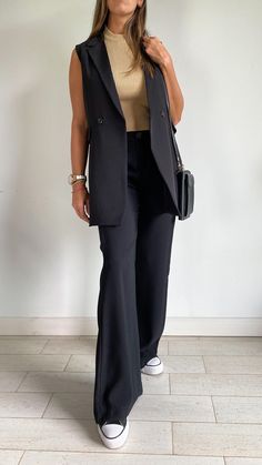 Long Blazer Vest Outfit, Business Casual Vest Women, Black Pants And Blazer Outfit, Summer Blazers For Women, Office Vest Outfits For Women, Formal Vest Outfits, Summer Office Outfits 2023, Outfit Semiformal Verano, No Sleeve Blazer Outfit