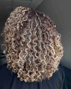 Balayage for Curly Hair: 26 Stunning Ideas Blonde Balayage On Naturally Curly Hair, Ash Blonde Balayage Curly Hair, Blonde Highlights Natural Hair, Balayage For Curly Hair, Pintura Highlights Curly, Highlights For Curly Hair Natural Curls, Blonde Balayage Curly Hair Natural, Balayage On Curly Hair