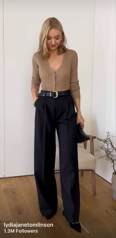 Social Worker Outfits, Bussines Casual Woman, Stylish Office Wear, Business Professional Outfits, Casual Work Outfits Women, Look Office, Professional Outfits Women, Office Chic, Stylish Work Attire