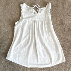 Time And Tru - White Ruffle Tank Condition: Brand New (Nwt) Color: White Size: S/Ch (4-6) Detail: Ruffled Sleeves And Back Tie Material: 60% Cotton, 40% Polyester Questions? Leave A Comment Below! Bundle And Save! Casual White Tops With Ruffled Straps, Casual Spring Blouse With Ruffled Straps, White Cotton Tops With Ruffled Straps, White Top With Ruffled Hem And Straps, White Tops With Ruffled Straps For Vacation, White Tops With Ruffle Hem For Vacation, White Ruffle Sleeve Tops For Vacation, White Ruffle Sleeve Top For The Beach, White Ruffle Sleeve Top For Beach