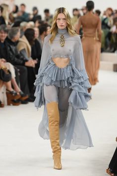 Chloé Fall 2024 Ready-to-Wear Runway, Fashion Show & Collection Review [PHOTOS] Chloe Outfit, Chloe Fashion, Boho Chique, Affordable Swimwear, Trendy Swimsuits, Runway Trends, Fashion History