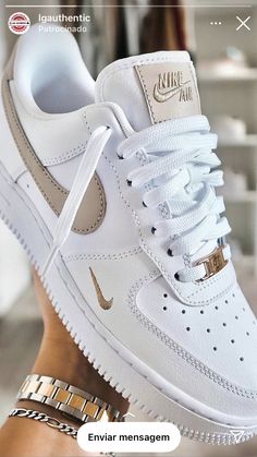 Tenis Air Force, Trendy Shoes Sneakers, White Nike Shoes, Nike Shoes Girls, Nike Fashion Shoes, Preppy Shoes, All Nike Shoes, Nike Air Shoes, Cute Nike Shoes