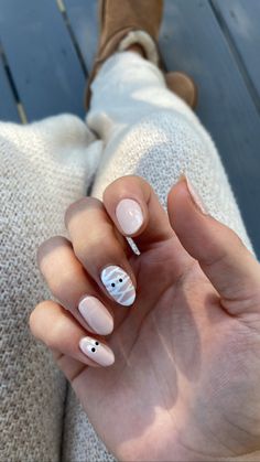 #halloween #mummy #nails #nailtrend #2023 #fall #spooky Minimalist Nails Halloween, October Nails Ideas Short, Halloween Minimalist Nails, Mummy Halloween Nails, Halloween Nails Mummy, Halloween Mummy Nails, Mummy Nail Art, Mummy Nails, 2025 Nails