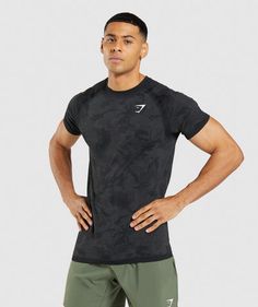 FREEDOM ’TIL THE FINISH Engineered with lightweight materials, sweat-wicking fabrics and mesh ventilation, your movement has never felt more free or focused than in the Geo Lightweight Seamless T-Shirt. Release your training and reimagine your capabilities in this gym top, then stand out while you do with muscle-shaping raglan sleeves and an all-over camo pattern. - Slim fit- All-over mesh structures- Lightweight material build- Jacquard camo pattern- Sweat-wicking- Short raglan sleeves- Printed Gymshark Hoodie, Ideal Male Body, Gym Shark, Suede Fringe Jacket, Camo Shirts, Gym Tops, Gym Clothes, Black Camo, Gym Shirts