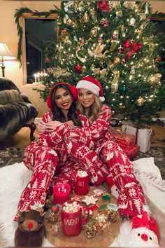 Christmas photography Christmas Pictures Friends, Christmas Girls Night, Cute Christmas Pajamas, Besties Christmas, Bff Christmas, Christmas Pajama Party, Christmas Sleepover, Pyjamas Party