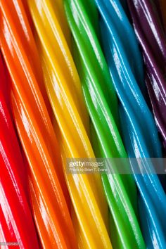 many different colored straws are lined up together