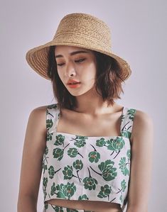 Mái tóc dài sẽ không còn nhàm chán nếu bạn biết kết hợp những phụ kiện này Beauty Ideas, One Shoulder Blouse, Tank Top Fashion, Tank Tops, Women's Top, Beauty