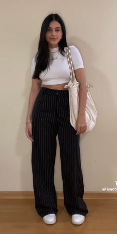 Black And White Striped Pants Outfit, White Striped Pants Outfit, Black And White Striped Pants, Girly Style Outfits, Casual Dresses For Teens, Looks Party, Casual Day Outfits, Causual Outfits