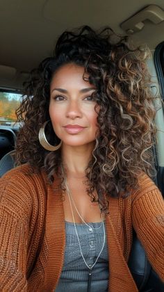 Black With Brown Highlights Short Hair, Dark Brown Hair With Peak A Boo Blonde Highlights, Hair Colors For Biracial Women, Different Color Curly Hair, Brown Black Curly Hair, Curly Natural Highlights, Curly Hairstyles 40 Year Old Women, Naturally Curly Highlights, Curly Hair Business Professional