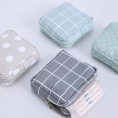 SPECIFICATIONSsanitary pad pouch: bag for gasketsfor pads for women storage: for woman's gasketsUse: Girls sanitary padsUnit Type: pieceType: Storage BagsType: Storage BagsThickness: 8 wireSpecification: 11*11cmShape: SquareProduct: sanitary napkin Storage BagPattern: Flat TypePackage Weight: 0.035kg (0.08lb.)Package Size: 15cm x 15cm x 5cm (5.91in x 5.91in x 1.97in)Origin: CN(Origin)Material: PolyesterForm: Sitting Compression TypeFeature: Eco-FriendlyFeature: FoldingCapacity: 13*13cmApplicable Tampon Storage, Penyimpanan Makeup, Pochette Portable, Sac Diy, Padded Pouch, Makeup Storage Bag, Cosmetic Bag Set, Pad Bag, Small Cosmetic Bags