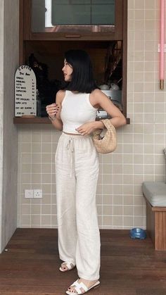 Linen Pant Outfits For Women, Linen Blend Pants Outfits, White Cotton Pants Outfit, Linen Pants Outfit Women, White Trousers Outfit Summer, Lenin Pants Outfit, White Pants Summer Outfit, Linen Pant Outfits, Styling Linen Pants