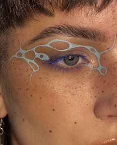 Translucent Makeup Look, Thermal Eyeshadow, No Eyebrows Makeup Look Editorial, Weird Eyeliner Looks, Artistic Eye Makeup Creative, Amelie Makeup, Alien Aesthetic Makeup, Trippy Makeup Looks, Fish Makeup Looks