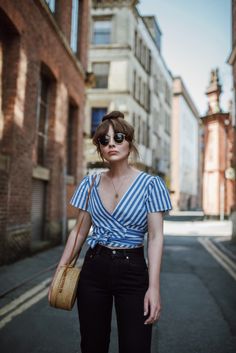 Wrap summer top with black high waisted jeans and straw bag Gore Fashion, Trends Summer 2024, Alice Catherine, Fashion Trends Summer, Casual Fashion Trends, Inspiration For Women, Styling Inspiration, Fashion 2017