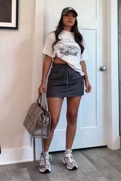 Women Sporty Outfits, Cargo Skirt Outfit, Skort Outfit, Cargo Mini Skirt, Effortlessly Chic Outfits, Skirt And Sneakers, Miniskirt Outfits, Tshirt Outfits