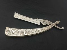 Stainless Damascus straight razor by Travis Payne Straight Razor Drawing, Straight Razor Tattoo, Christ Tattoo, Straight Blade, Engraved Pocket Knives, Pretty Knives