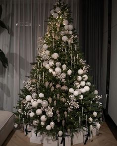 Winter Tree Ideas, Xmas Door Ideas, Christmas Home Decoration, Christmas Outside Decor Ideas, X Mas Decoration Ideas, Different Christmas Tree Ideas, White Ornaments Christmas Tree, Christmas Tree Ideas 2024, Christmas Diy Tree