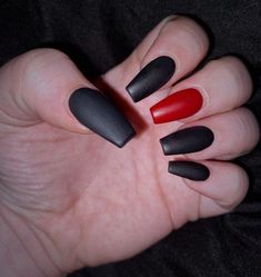 TOP 15 Élégants Ongles Amande Noir et Rouge Motifs Carrés Red And Black Matte Nails, Red Coffin Acrylic Nails, Medium Length Nails, Red Coffin, Nails Goth, Length Nails, Coffin Acrylic Nails, Silver Nail Art, Acrylic Medium