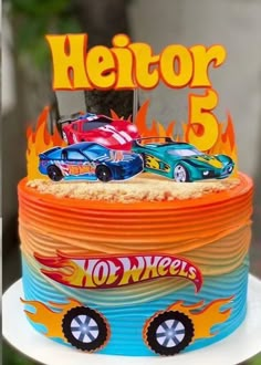 a birthday cake with hot wheels on top and the words'heitor 5 '