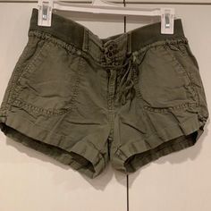 New Never Worn Super Cute Shorts Grunge Shorts, Green Grunge, Aesthetic Shorts, Burgundy Shorts, Alt Outfits, Black Jean Shorts, Mid Rise Shorts, Twill Shorts, Distressed Jean Shorts