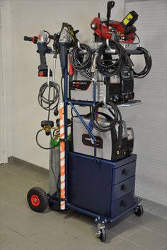 Chariot de soudure complet pour travailler a l'atelier, soudure tig, soudure mig et découpeur plasma wuithom.
Support de meuleuse, support de bouteils de gaz et rangement d'atelier. 
Complete welding trolley for working in the workshop, tig welding, mig welding and wuithom plasma cutter.
Grinder holder, gas cylinder holder and workshop storage. Metal Office Desk, Chassis Fabrication, Grill Door Design