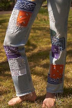 Bandana Patchwork Jeans, Patched Jeans Diy, Custom Jeans Diy, Jeans With Patches, Business Casual Jeans, Denim Diy Clothes, Jean Fashion, Diy Pants, Estilo Hippy