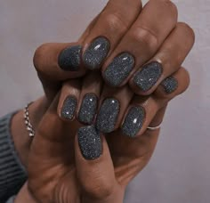 Todays Trend Nails, Dark Nails Sparkle, Glitter Grey Nails, Sparkly Matte Nails, Sparkly Dip Powder Nails, Gel Polish Nail Designs Classy, Nail Ideas With Glitter Sparkle, January Nail Colors 2023, Grey Black Nails