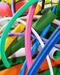 many different colored hoses laying on top of each other