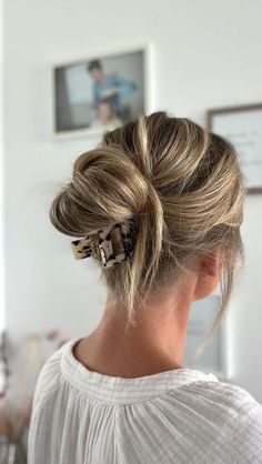 Hair Clip For Medium Length Hair, How To Make Hair Fuller On Top, Using A Hair Clip, Bartender Updo Easy Hairstyles, Simple Claw Clip Hairstyles For Medium Hair, Medium Hair Updo Easy Shoulder Length, Hair Updos Medium Length, Long Hair Barrette Hairstyles, Easy Updos For Medium Hair With Claw Clip