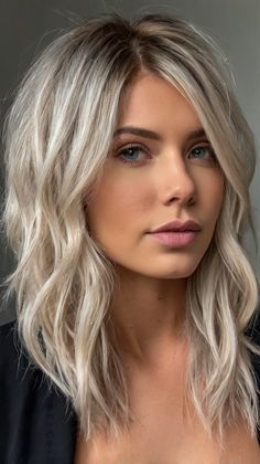 Effortless Platinum Blonde Hair Color Ideas Ideas for Platinum Blonde with Face-Framing Highlight... Shadow Root Blonde, Low Maintenance Hair, Ash Blonde Hair, Brunette To Blonde, Platinum Blonde