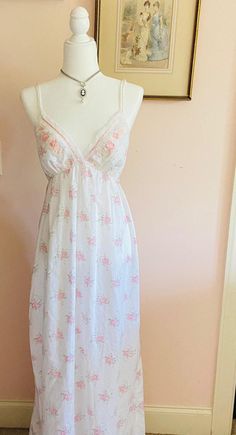 This vintage nightgown is great for flitting around your cottage or style it to go out and peruse your local farmer's market! It is in perfect condition. SIZE MEDIUM but could also work for size Small. Cottagecore White Nightgown For Home, White Cottagecore Nightgown For Home, White Cottagecore Nightgown, Vintage V-neck Sleep Dress, Spring V-neck Nightgown For Home, Spring Nightgown With Lace Trim For Overnight, Vintage Cotton Nightgown For Spring, Spring Vintage Cotton Nightgown, Cottagecore Nightgown With Lace Trim For Loungewear