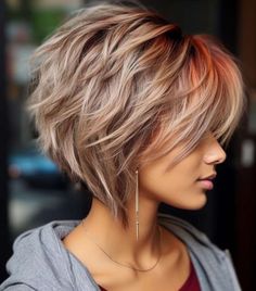 25 cortes de pelo escalados de todos los largos que favorecen y son tendencia 2024 Bold Blonde Hair Color Ideas, Hairstyles Layered Bob, Pixie Hairstyles Medium Length, Babylights On Short Hair, Short And Sassy Hair, Sassy Short Haircuts, Hot Mom Haircut, Med Hair, Razor Cut Bob