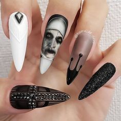 Time to brush the dust off those quarantined claws and get ready for the spookiest night of the year. Desain Salon Kuku, Horror Nails, Nail Art Halloween, Holloween Nails, Black Ghost, Halloween Acrylic Nails, Halloween Press On Nails, Gothic Nails, Nagel Tips