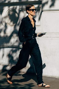 Outfit ganador en negro Minimalist Moda, Beige Outfit, Boiler Suit, Total Black, Style Noir, All Black Outfit, Street Outfit