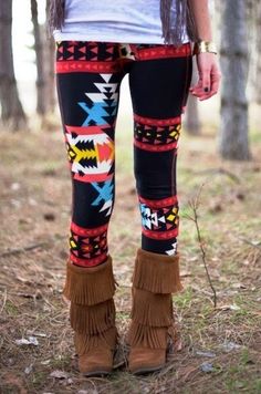 Adorable navajo aztec tribal print leggings fashion - I couldn't get away with the leggings but I LOVE the boots!! Pants Unique, Fun Leggings, Pants Boots, Mode Boho, Boho Fringe, Moccasin Boots