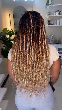 Locs Ombre Colored, Honey Blonde Ombre Locs, Blonde Boho Faux Locs, Invisible Locs Hairstyle Color, Island Locs With Curls