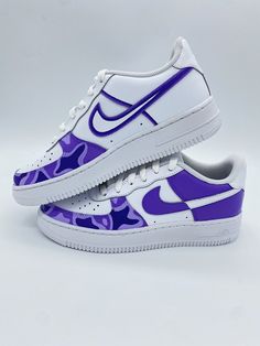 These hand painted monochrome AF1 sneakers make a great gift for any sneaker lover! Each shoe is specially designed and painted by me so each pair of fully customizable (including the design, the color scheme, and the scjool logos). All custom AF1's are painted with high quality leather paint and sealed with a top coat. Each shoe may slightly vary in color and design, but is hand painted with lots of care and detail! The design will be included on both inner and outer sides of the shoes. For siz Custom Painted Air Force 1 Ideas, Painted Shoe Designs, Cool Shoe Painting Ideas, Nike Painted Shoes, Shose Paint Ideas, Painted Af1 Ideas, Sneaker Design Ideas, Shoe Painting Ideas Nike, Things To Paint On Shoes