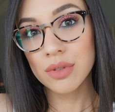 No mundo da Lari: Inspire-se: 5 maquiagens para quem usa óculos Grey Hair And Glasses, Glasses Frames Trendy, Round Lens Sunglasses, Clear Glasses Frames, Cat Eye Colors, Glasses Trends, Womens Glasses Frames, Metal Frame Glasses, Trendy Glasses