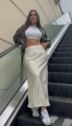 Outfits Maxi Skirt, Maxi Skirt Outfit Ideas, White Sneakers Outfit, Satin Maxi Skirt, Maxi Skirt Outfits, White Crop, White Crop Top