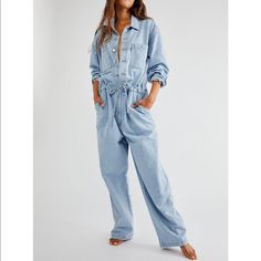 Sold Out Fp Levi’s Roomy Jumpsuit! Bought 2 Sizes And Liked The Oversized Feel Of The Bigger One! Super Flattering And Comfy! Still Has Rags, Closet Must Need! Black Denim Overalls, Jumpsuit Outfit, Oversized Style, Sleeveless Jumpsuits, Denim Jumpsuit, Denim Outfit, Outfits Casuales, Denim Fashion, Boho Outfits