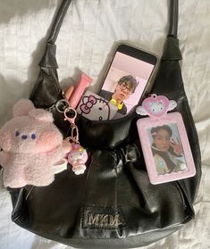 Girl Bag Essentials, Chanel Jennie Kim, Kpop Bag, Mochila Kpop, School Bag Essentials, Girly Bags, Cute Lazy Day Outfits