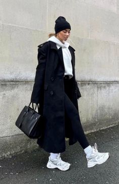 Baddie outfit Long Coat Hoodie Outfit, Coat And Hoodie Outfit Women, Black Coat Outfit Street Style, Chunky Trainers Outfit Winter, Leggings And Long Coat Outfit, Black Winter Hat Outfit, Outfits With A Black Trench Coat, Black Trench Street Style, Trench Coat Hoody Outfit