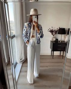 32 Smart Casual Outfit Ideas for Women Vestidos Sport, Embroidered Tops, Cotton Shirts Women, Leather Pants Outfit, White Collared Shirt