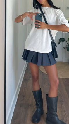 Pleated Mini Skirt Outfit, Mini Skirts Outfits Summer, Denim Mini Skirt Outfit, Black Mini Skirt Outfit, Skirt Outfits Aesthetic, Skirt Outfit Summer, Short Skirts Outfits, Skirt Outfits Summer, Black Skirt Outfits