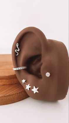 the ear is made out of chocolate and has three stars on it, as well as a diamond ring